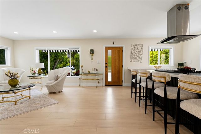 22432 Burbank, Woodland Hills, CA 91367