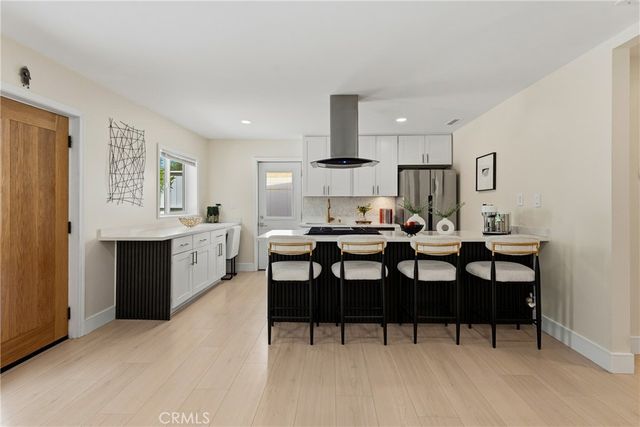 22432 Burbank, Woodland Hills, CA 91367