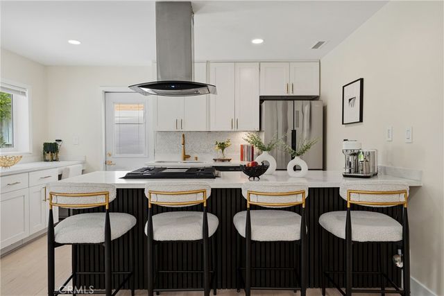 22432 Burbank, Woodland Hills, CA 91367