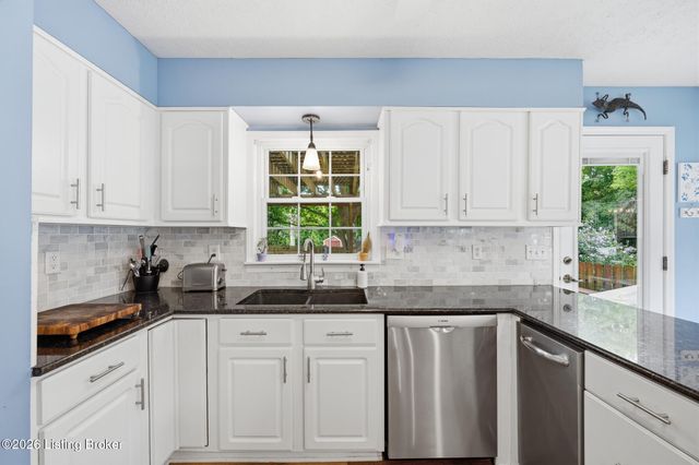 1204 Carlimar Ln, Louisville, KY 40222