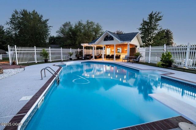 2012 Beau Drive, Carthage, MO 64836