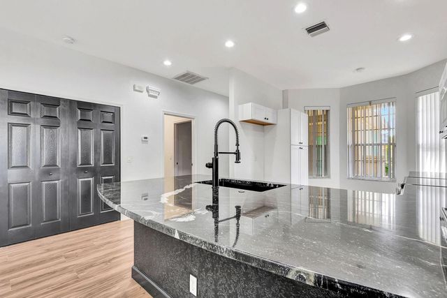 5035 LAKESCENE PLACE, Sarasota, FL 34243