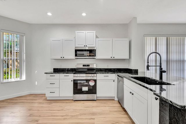 5035 LAKESCENE PLACE, Sarasota, FL 34243