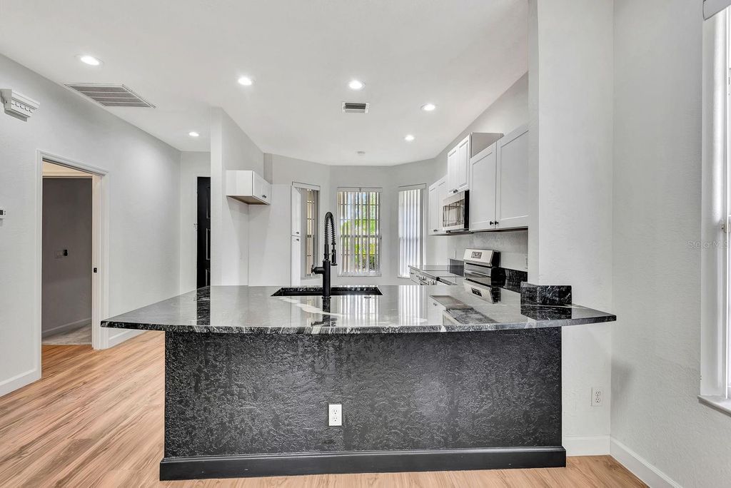 Image 12 of property listing at 5035 LAKESCENE PLACE, Sarasota, FL 34243