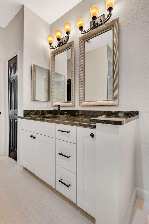 Image 28 of property listing at 5035 LAKESCENE PLACE, Sarasota, FL 34243