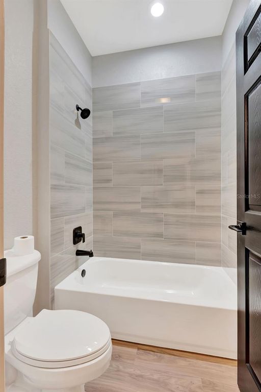 Image 34 of property listing at 5035 LAKESCENE PLACE, Sarasota, FL 34243