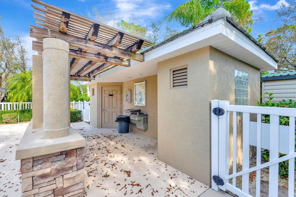 Image 48 of property listing at 5035 LAKESCENE PLACE, Sarasota, FL 34243