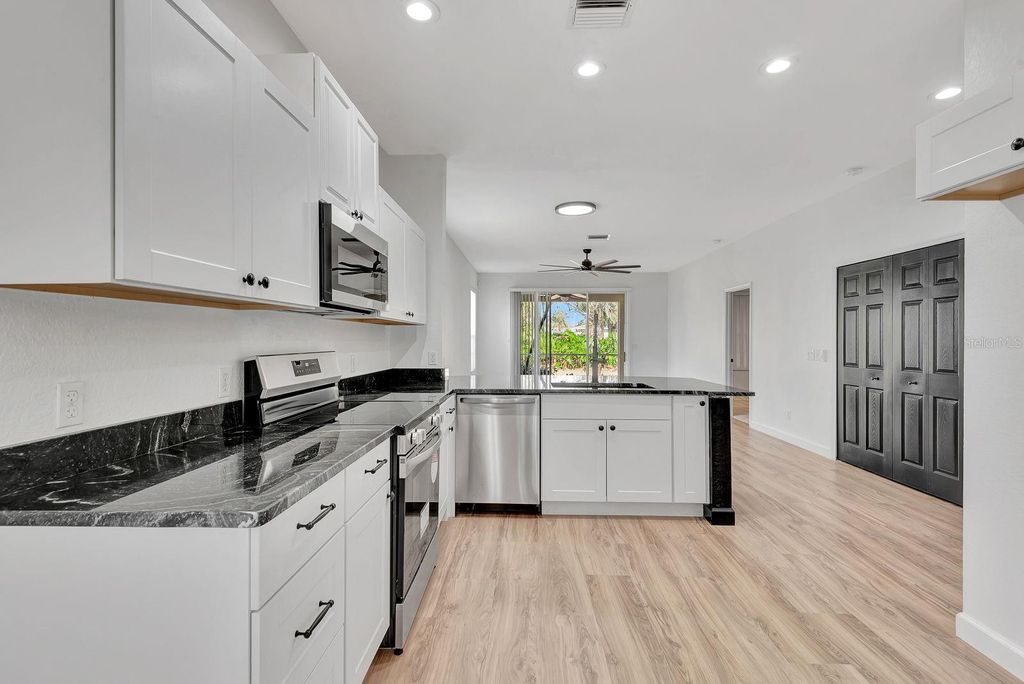 Image 10 of property listing at 5035 LAKESCENE PLACE, Sarasota, FL 34243