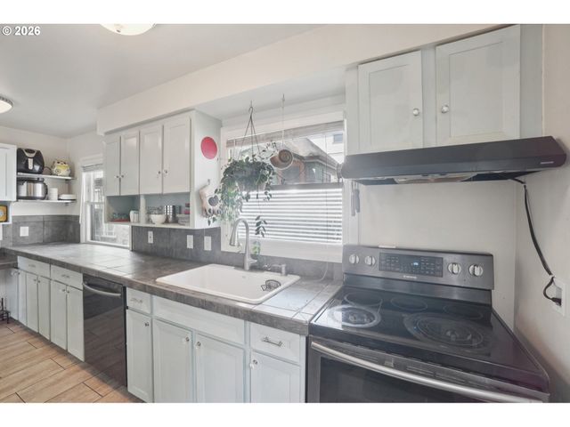 3220 Ne 33RD Ave, Portland, OR 97212