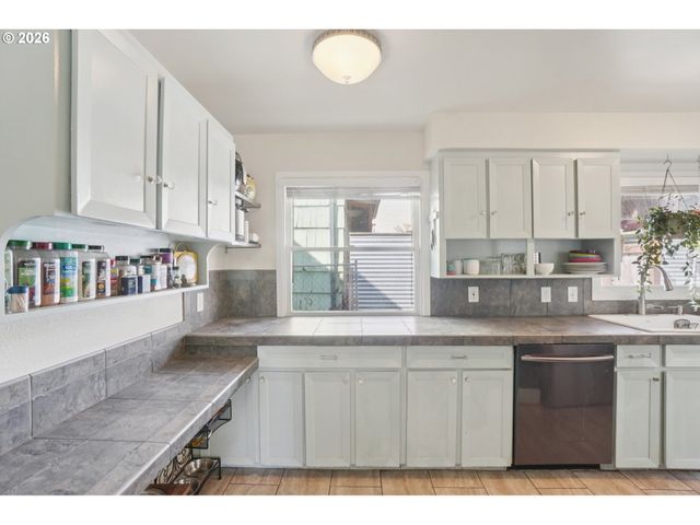 3220 Ne 33RD Ave, Portland, OR 97212