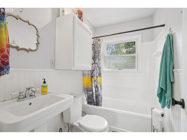 3220 Ne 33RD Ave, Portland, OR 97212