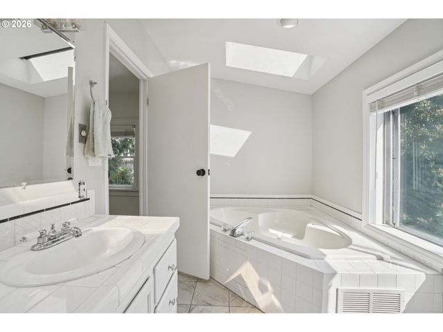 3220 Ne 33RD Ave, Portland, OR 97212