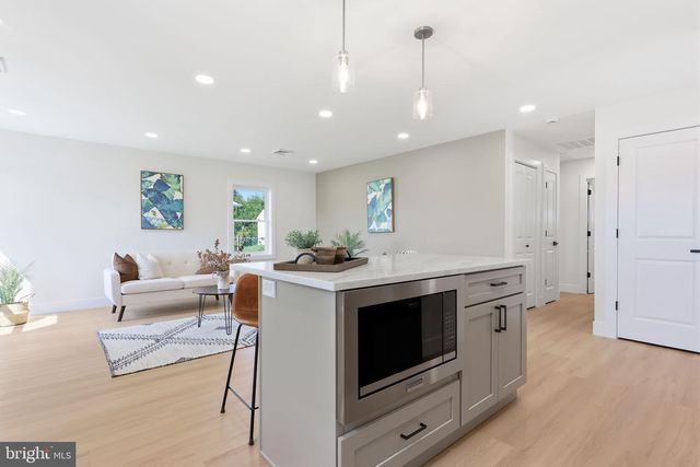 177 PINEWOOD DR, Levittown, PA 19054