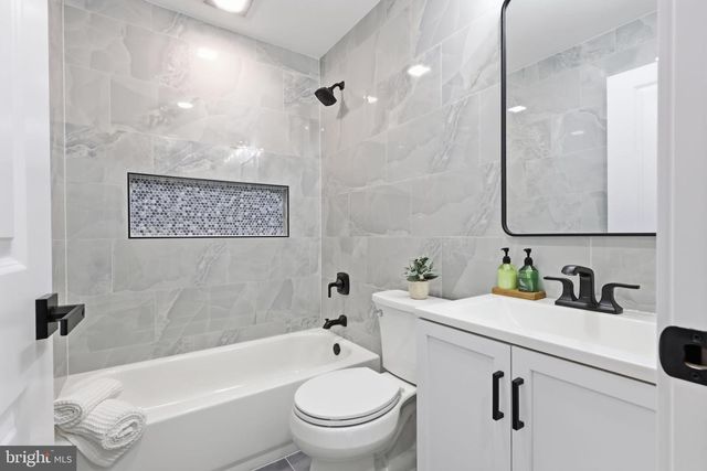177 PINEWOOD DR, Levittown, PA 19054