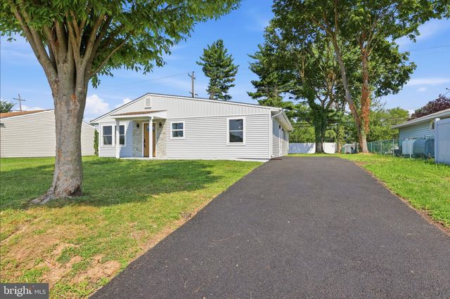 177 PINEWOOD DR, Levittown, PA 19054