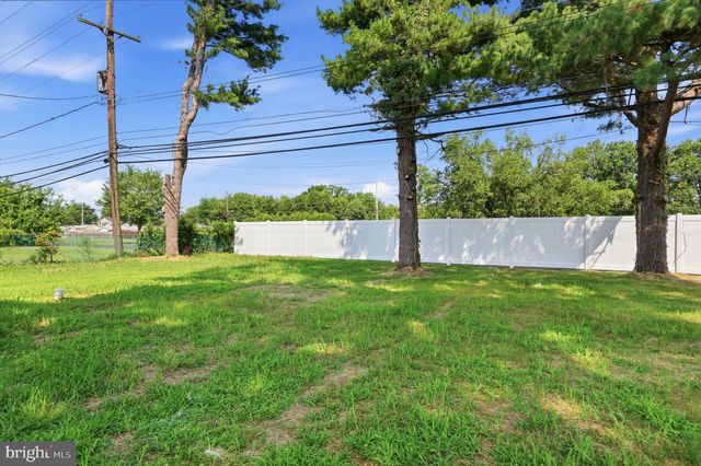 177 PINEWOOD DR, Levittown, PA 19054