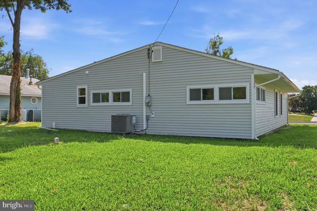 177 PINEWOOD DR, Levittown, PA 19054