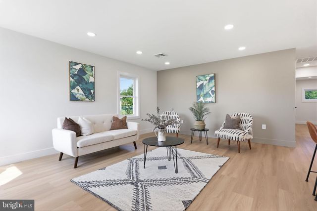 177 PINEWOOD DR, Levittown, PA 19054