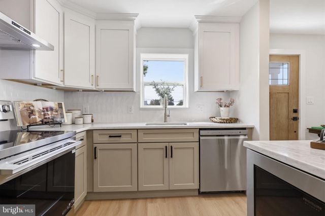 177 PINEWOOD DR, Levittown, PA 19054