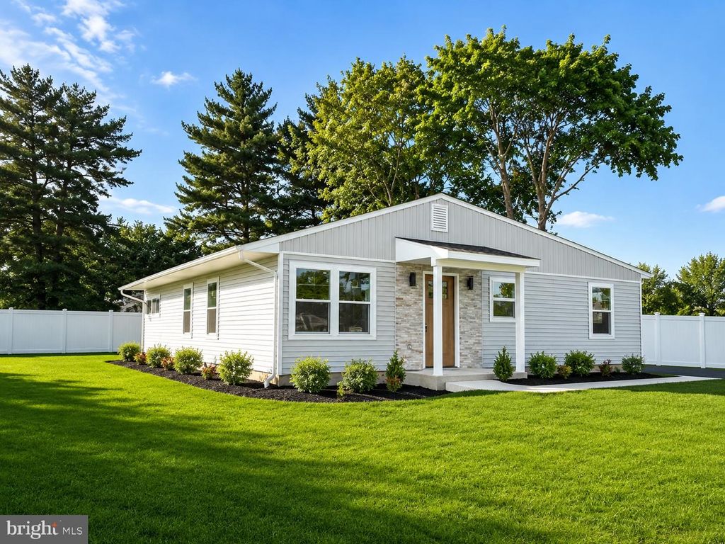 177 PINEWOOD DR, Levittown, PA 19054