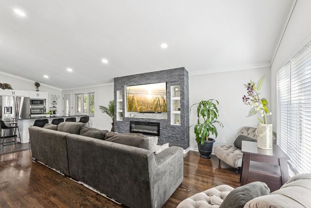 122 W HELEN Road, Palatine, IL 60067