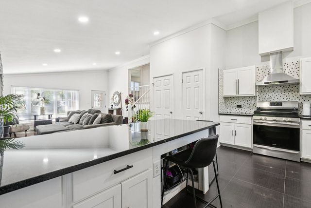 122 W HELEN Road, Palatine, IL 60067