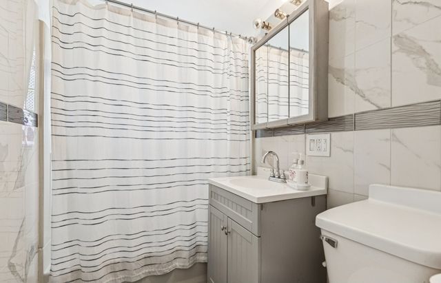 122 W HELEN Road, Palatine, IL 60067