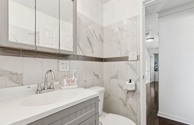 122 W HELEN Road, Palatine, IL 60067