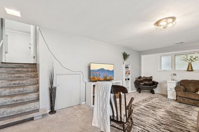 122 W HELEN Road, Palatine, IL 60067