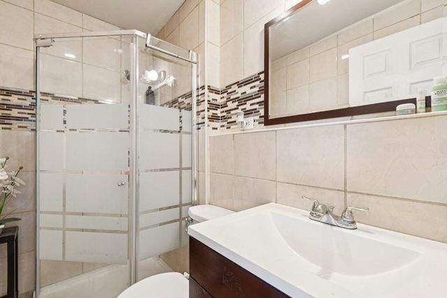 122 W HELEN Road, Palatine, IL 60067