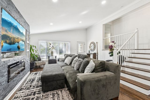 122 W HELEN Road, Palatine, IL 60067