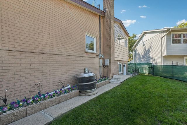 122 W HELEN Road, Palatine, IL 60067