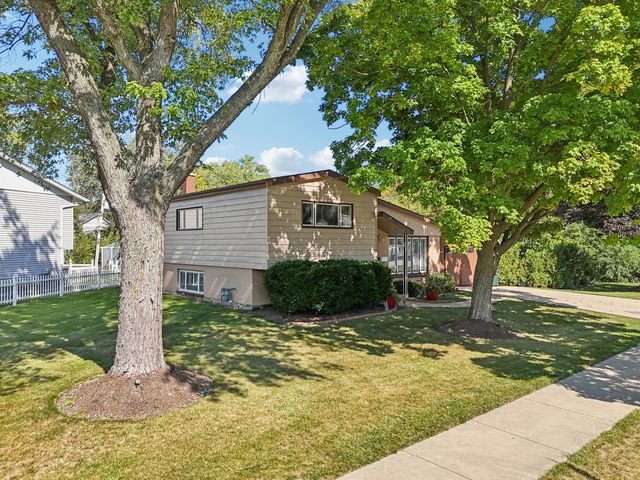 122 W HELEN Road, Palatine, IL 60067