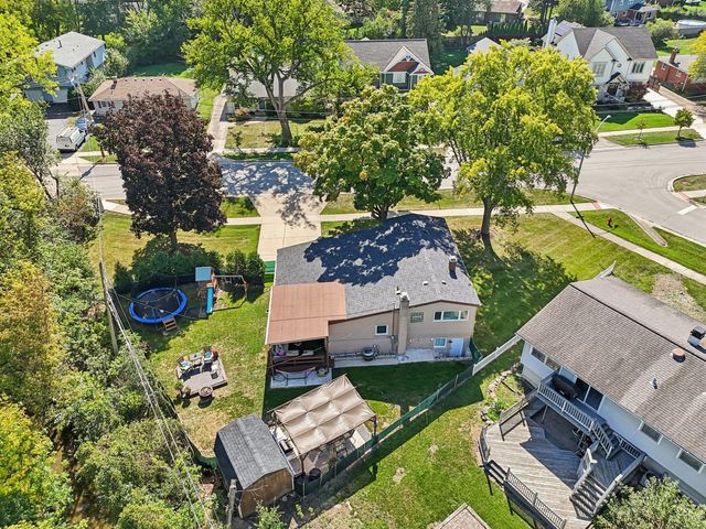 122 W HELEN Road, Palatine, IL 60067