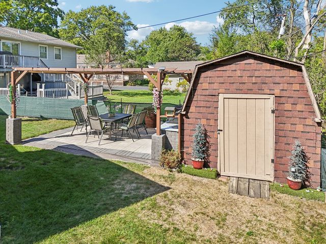 122 W HELEN Road, Palatine, IL 60067