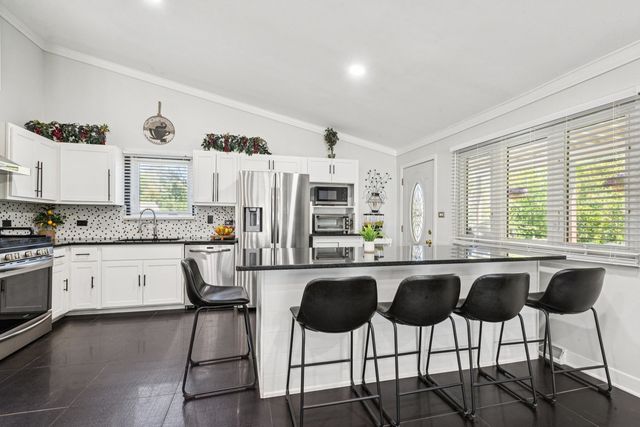 122 W HELEN Road, Palatine, IL 60067