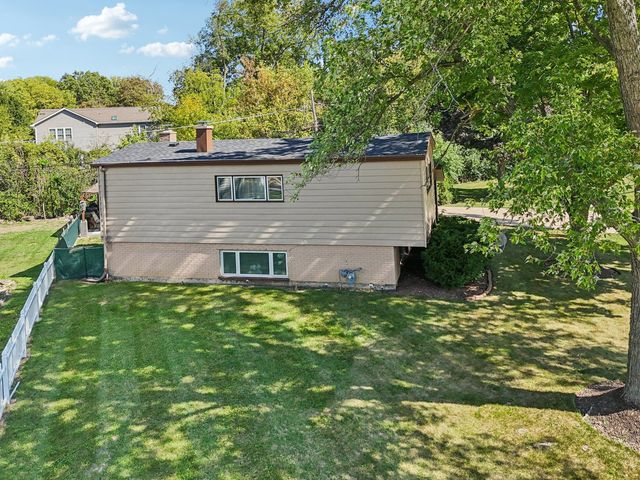 122 W HELEN Road, Palatine, IL 60067