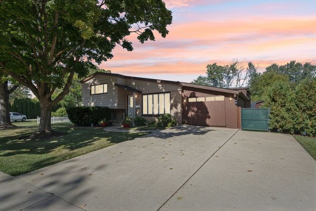 122 W HELEN Road, Palatine, IL 60067