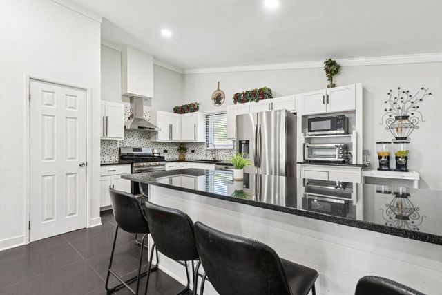 122 W HELEN Road, Palatine, IL 60067