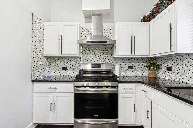 122 W HELEN Road, Palatine, IL 60067