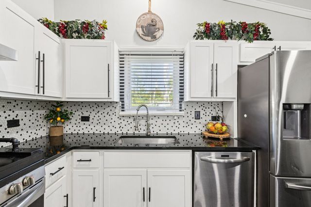 122 W HELEN Road, Palatine, IL 60067