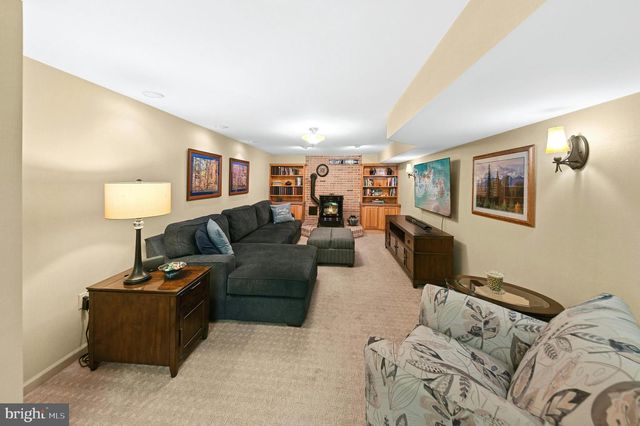 1830 PEAR CT, Fogelsville, PA 18051