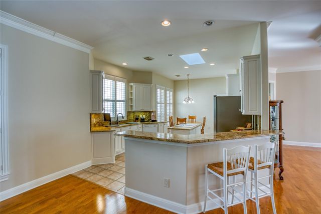 219 The Hills DR 5, The Hills, TX 78738