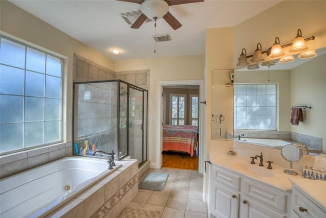 219 The Hills DR 5, The Hills, TX 78738