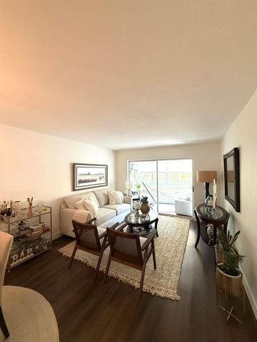 3170 Holiday Springs Boulevard 304, Margate, FL 33063