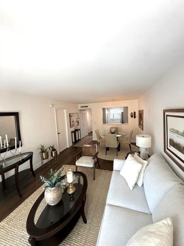 3170 Holiday Springs Boulevard 304, Margate, FL 33063