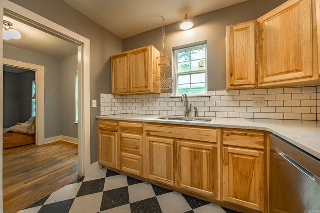 1114 Davis Street, Conway, AR 72034