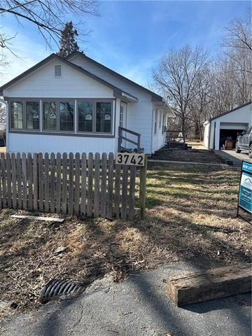 3742 NE Chaumiere Road, Kansas City, MO 64117