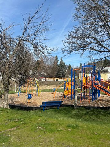 204 N Howard St, Tekoa, WA 99033