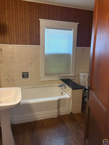 1252 SW Mulvane ST, Topeka, KS 66604